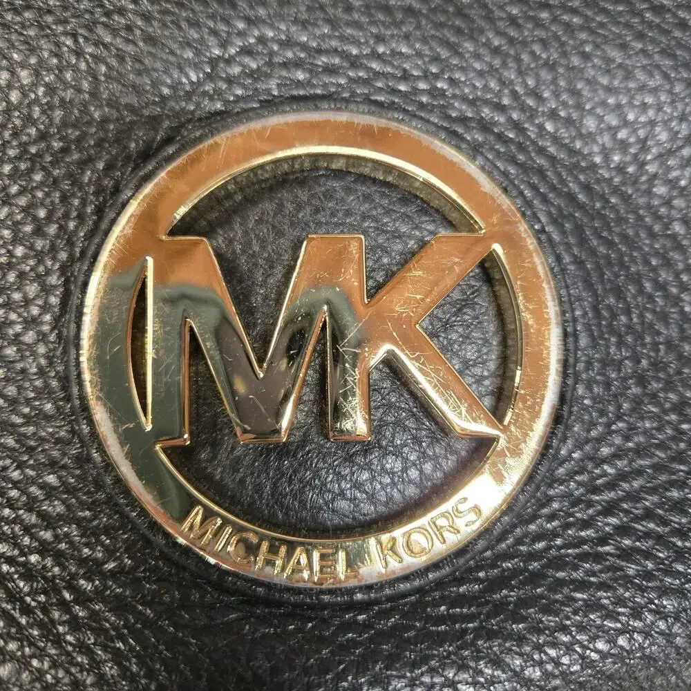 Michael Michael Kors Fulton Wristet in Black Pebbled Leather Gold Tone‎ Logo